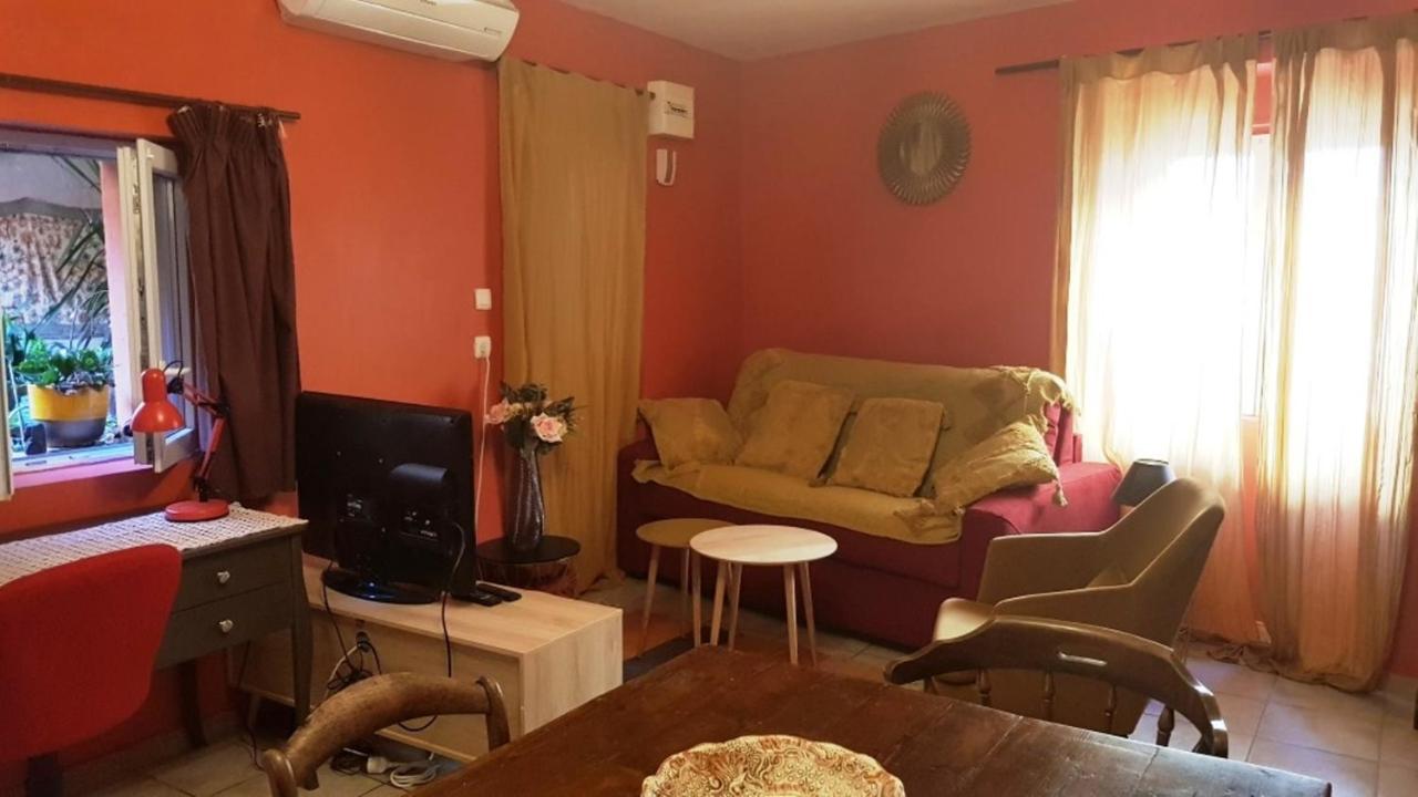 Petit Patio En Centre Ville نيم المظهر الخارجي الصورة