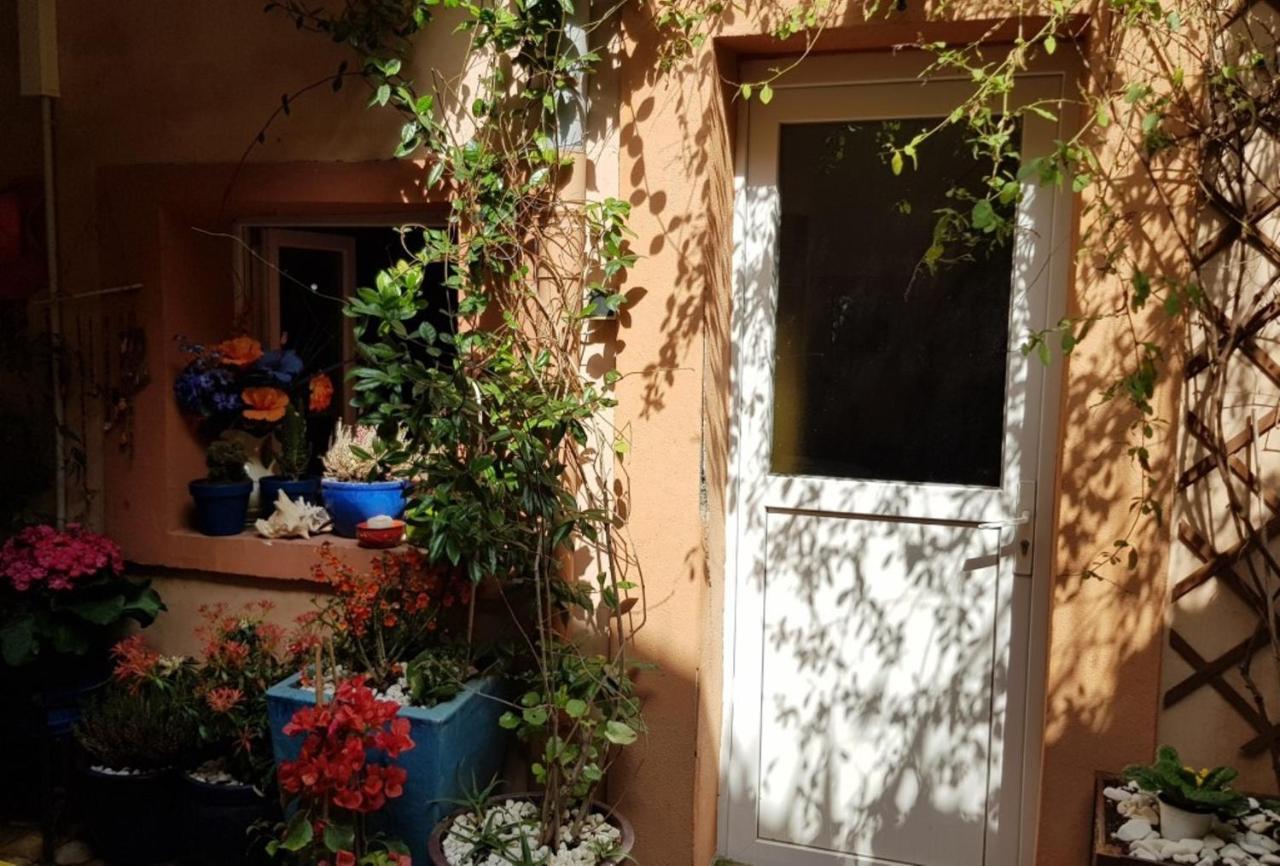 Petit Patio En Centre Ville نيم المظهر الخارجي الصورة