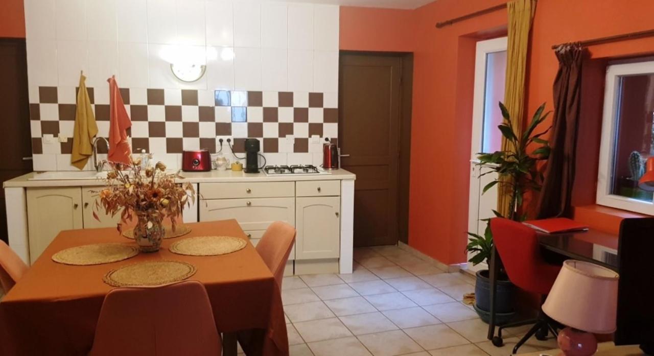 Petit Patio En Centre Ville نيم المظهر الخارجي الصورة